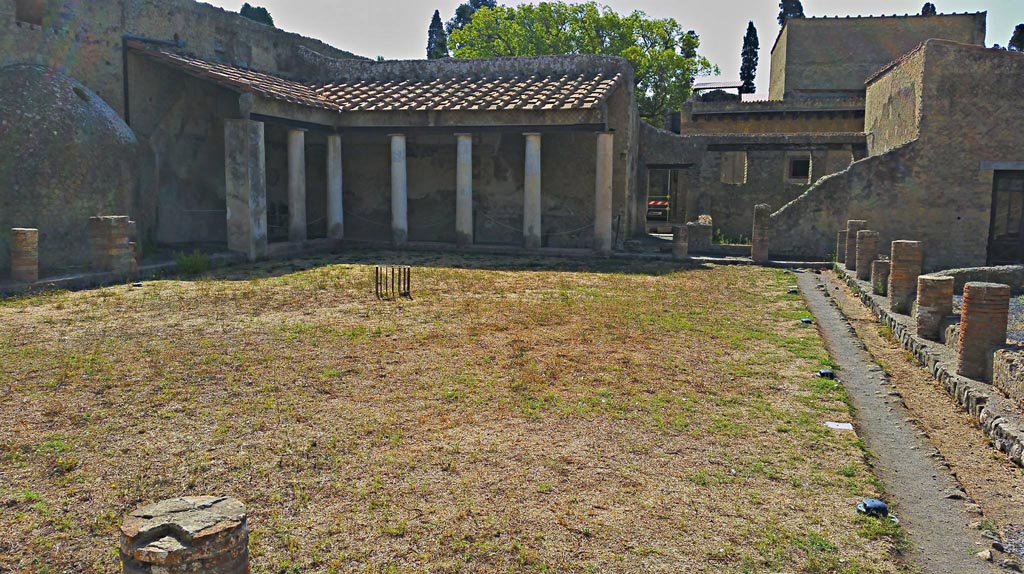 VI.1/4/5, Herculaneum. Photo taken between October 2014 and November 2019.
Looking east across rectangular space towards doorway to VI.7, in centre. Photo courtesy of Giuseppe Ciaramella